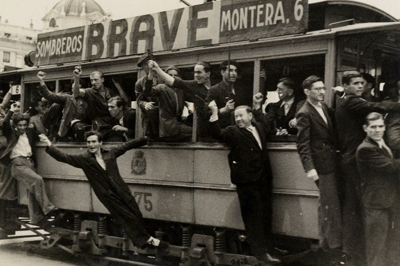 Tram pieno di miliziani repubblicani si dirige verso la caserma militare di Cuartel de la Montaña. Madrid (Spagna),1936