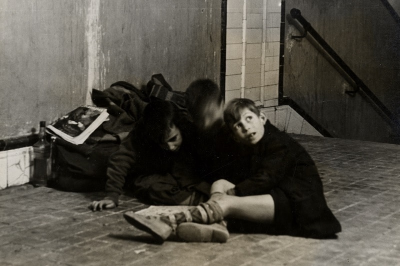 Ragazzini rifugiati in una stazione della metropolitana durante un bombardamento. Madrid (Spagna), 1936