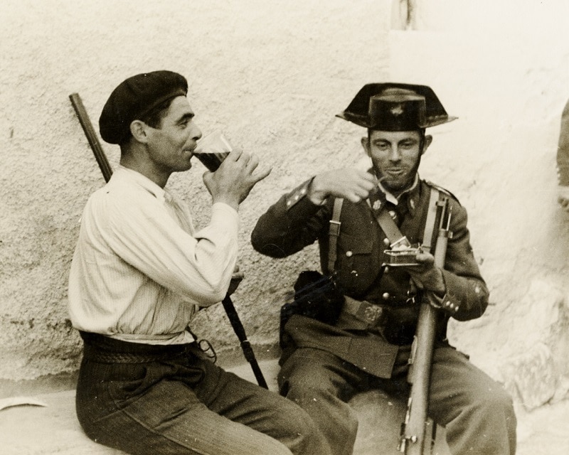 Miliziano della Guardia Civile durante il pasto a Cabanillas de la Sierra. Provincia di Madrid (Spagna), 1936