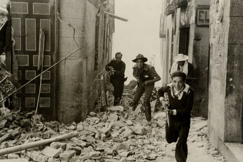 Miliziani all'assalto dell'Alcàzar (Palazzo Reale) occupato dalle forze ribelli dell'esercito durante l'inizio della ribellione franchista. Toledo (Spagna), 1936. 